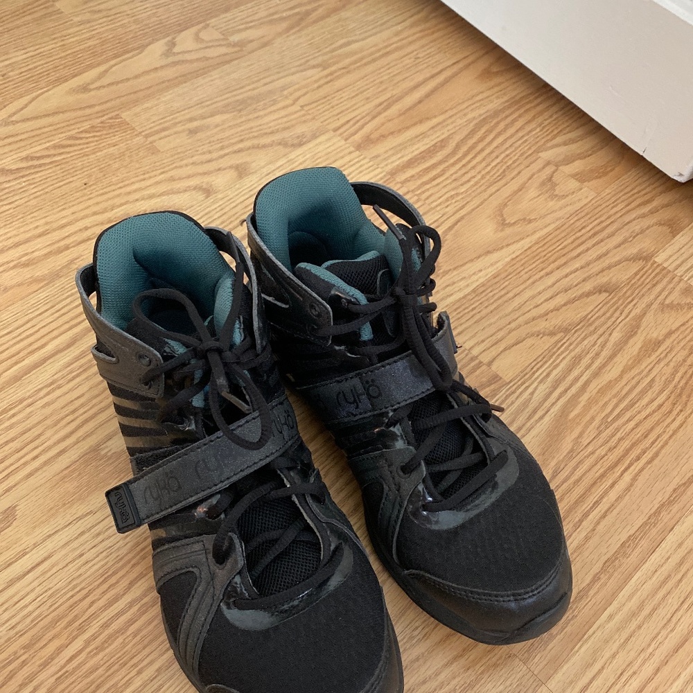 Athletic shoes